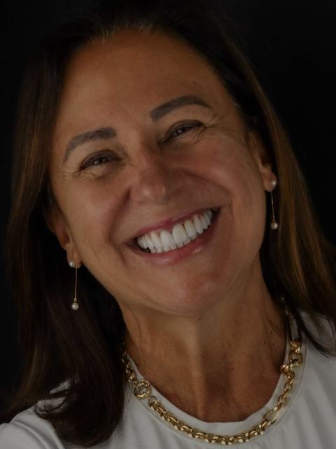 Paciente sorrindo após troca das lentes