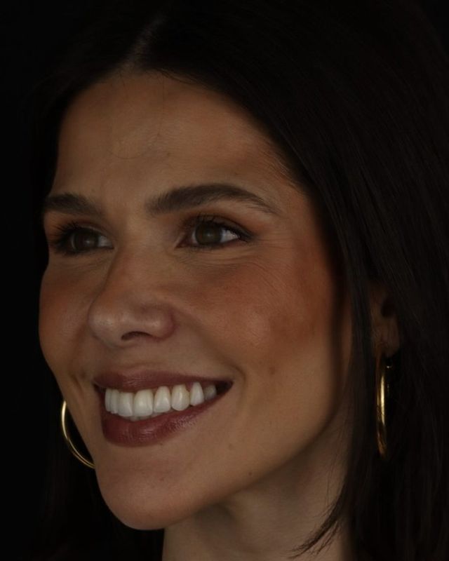 Paciente sorrindo de perfil